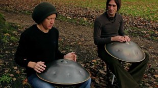 [Video] Hang massive (playing hand drum)